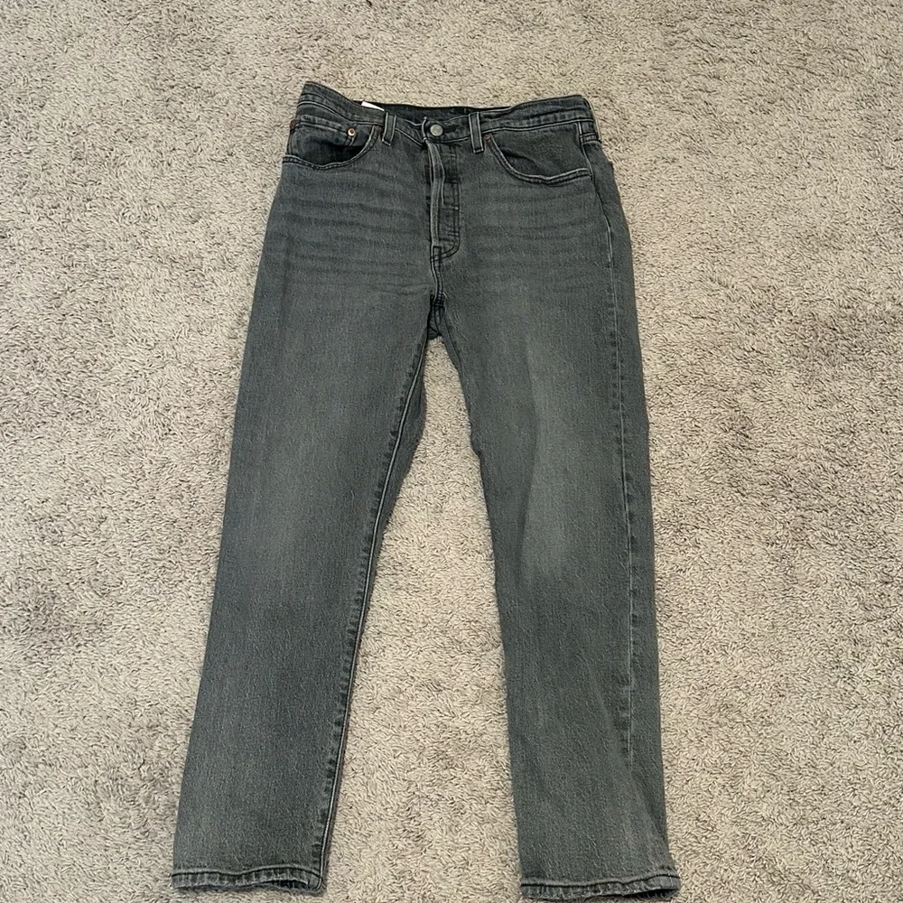 Women’s Levi’s 501 Ribcage Straight Jean Grey 30x28 - Picture 3 of 4